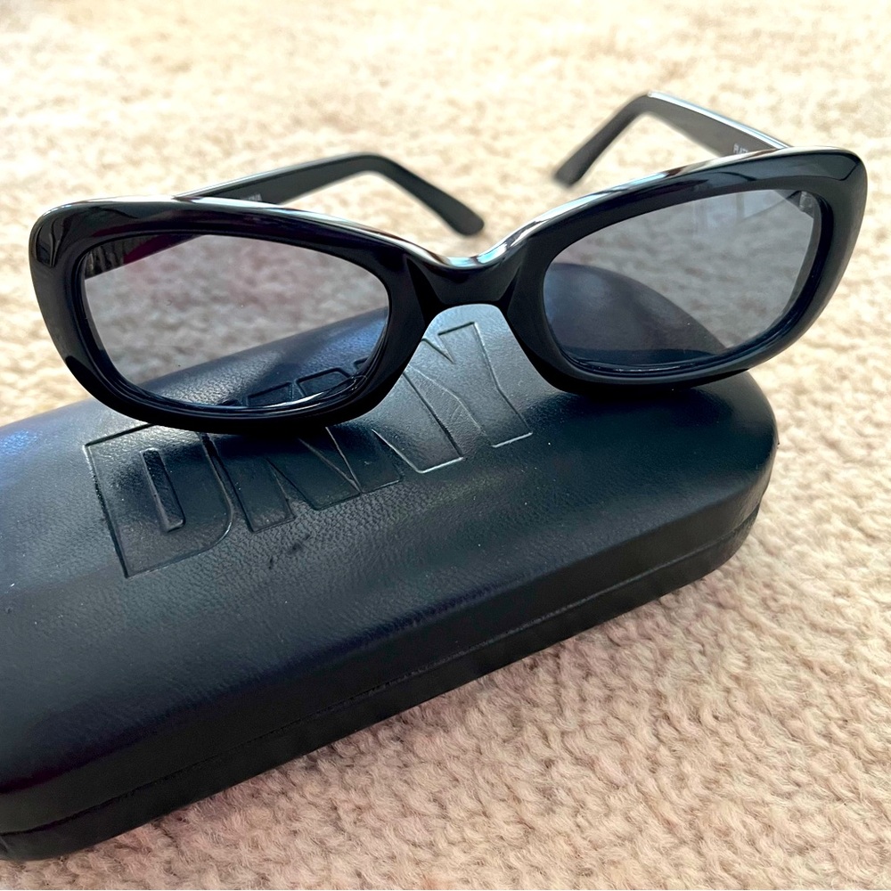 DKNY Y2K Platt Sunglasses Black Frame and Lenses with Original Case 2000s